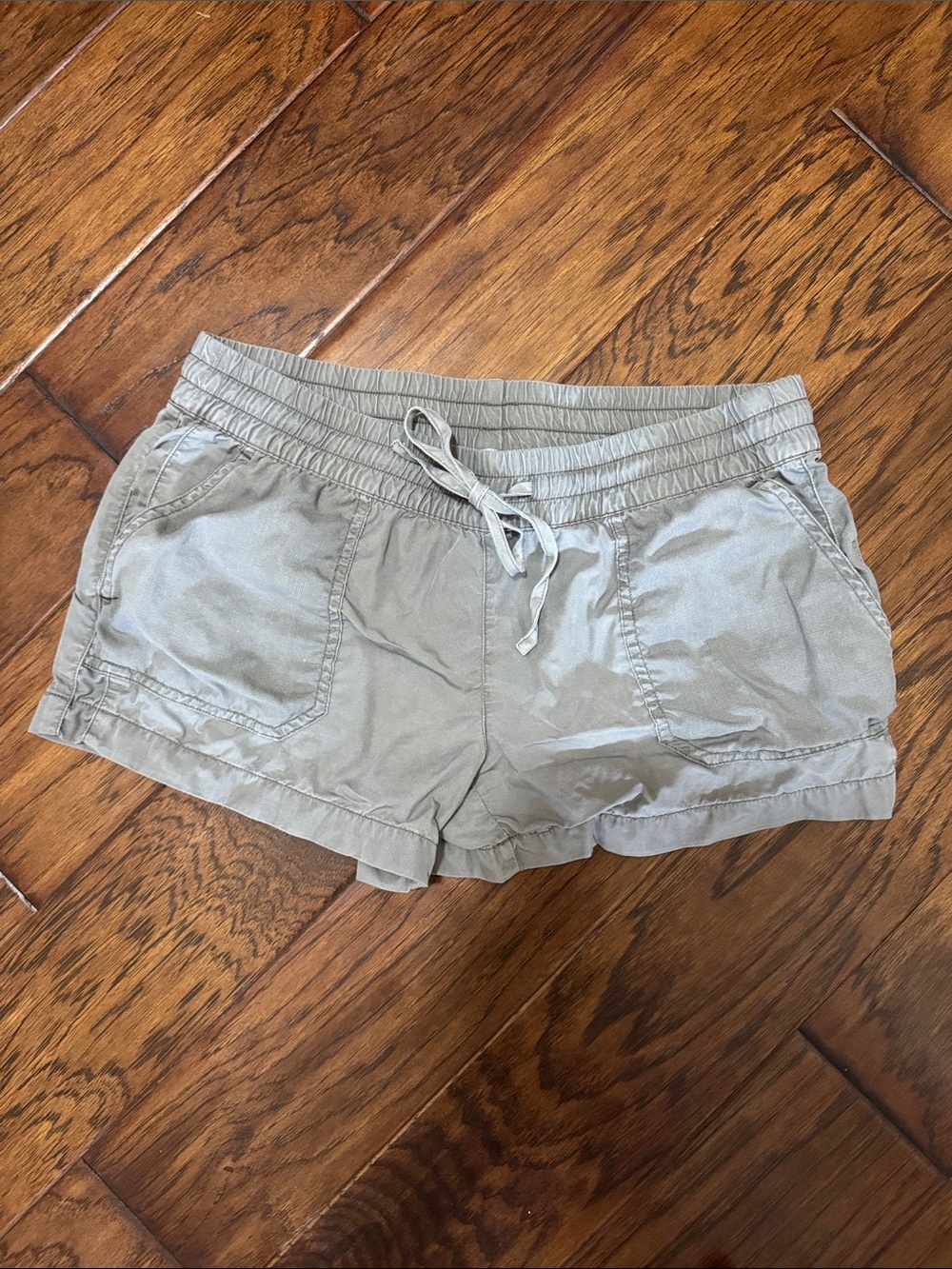 Vineyard Vines tie waist short